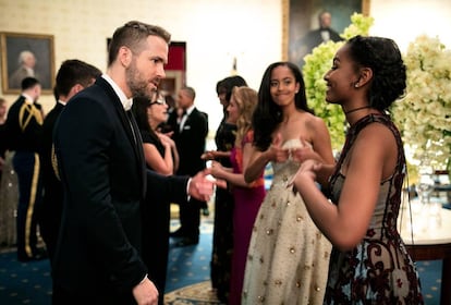 <p>El matrimonio Obama organizó una cena de Estado en la Casa Blanca en honor al primer ministro de Canadá, Justin Trudeau, en marzo de 2016. Entre los invitados, estuvo el actor canadiense Ryan Reynolds, que acudió junto a su esposa, la también actriz Blake Lively. </p> <br> <p>Esa noche, también fue la primera vez que Malia y Sasha Obama se vistieron de gala para acudir a una cena oficial. Y a juzgar por las fotografías, quizá lo hicieron para estar cerca de uno de sus actores favoritos. El fotógrafo oficial de la familia presidencial de Estados Unidos, Pete Souza, captó este momento, en el que Reynolds habla con la pequeña de las hermanas Obama mientras la mayor la felicita en la distancia.</p>