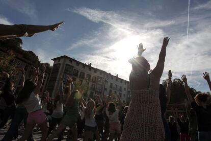 Numeroso público participó en El Arenal en la celebración organizada por el festival Bilbaopoesía. 