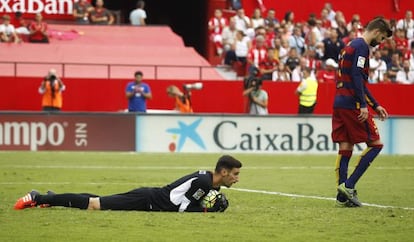 Sergio Rico reté la pilota a terra amb el defensa Gerard Piqué.