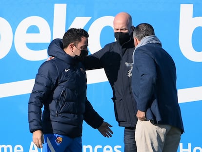 Xavi Hernández, junto a Jordi Cruyff y Rafa Yuste, en la Ciudad Deportiva del Barcelona.