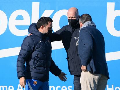 Xavi Hernández, junto a Jordi Cruyff y Rafa Yuste, en la Ciudad Deportiva del Barcelona.