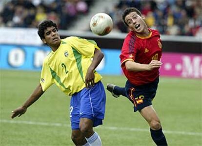 El brasileño Leo intenta controlar el balón ante la oposición de Silva.