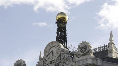 Reloj en la fachada de la sede del Banco de Espa&ntilde;a, en la Plaza de Cibeles en Madrid.