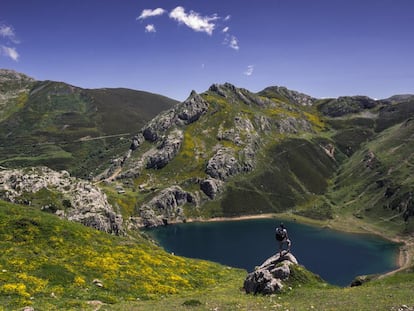 En 2015, los usuarios de Skyscanner incluyeron la ruta por los Lagos de Saliencia, en la Reserva de la Biosfera del Parque Natural de Somiedo (Asturias), entre las 27 mejores para hacer senderismo en España. Recorre cuatro lagos de origen glaciar –Calabazosa o Lago Negro, Cerveriz, Laguna de Almagrera o La Mina, y La Cueva–, entre el Alto de La Farrapona y el valle del Lago. Existen dos posibilidades: la ruta corta, de siete kilómetros, que consiste en llegar hasta los lagos y volver a La Farrapona, y es fácil (se puede hacer con niños); y la que llega al valle del Lago, de 14 kilómetros, de dificultad intermedia. Más información: <a href="https://www.turismoasturias.es/descubre/naturaleza/rutas/senderismo/ruta-de-los-lagos-de-saliencia" target="">turismoasturias.es</a>