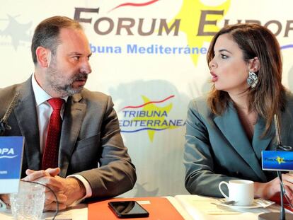 El ministro de Fomento, José Luis Ábalos, con la primera teniente de alcalde de Valencia, Sandra Gómez, en el desayuno informativo Fórum Europa. 