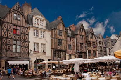 Terrazas en la plaza Plumereau de Tours (Francia).