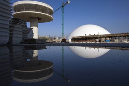 El Centro Internacional Oscar Niemeyer de Avilés, en una imagen de 2010 en plena construcción.