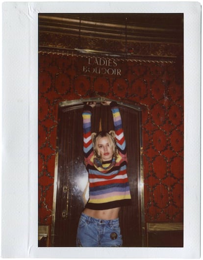Los parches, el estampado 'tie dye' y los colores del arco iris inundan la colección cápsula Volcom x Georgia May Jagger.