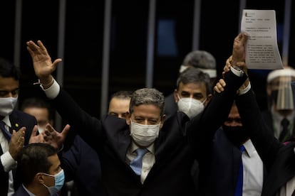 Arthur Lira, ao centro, celebra vitória na eleição da Câmara.