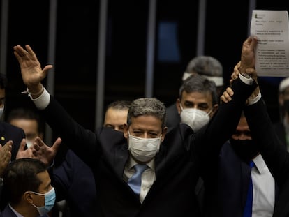 Arthur Lira, ao centro, celebra vitória na eleição da Câmara.