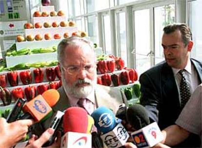 El ministro de Agricultura, Miguel Arias Cañete, ayer, en Valencia.