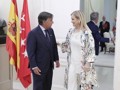 Cifuentes se reuni&oacute; este mi&eacute;rcoles con el presidente del Colegio de Farmac&eacute;uticos, Luis Gonz&aacute;lez.