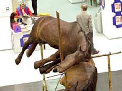 La escultura <i>Twee 2001</i>, de Berlinde de Buyckere, en la feria de Colonia.