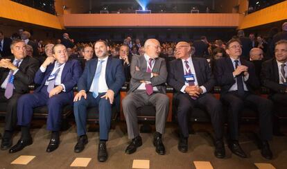 De izquierda a derecha, los presidentes de CEOE y AVE, Joan Rosell y Vicente Boluda; el ministro de Fomento, Jos&eacute; Luis &Aacute;balos; los presidentes de Mercadona y Sabadell, Juan Roig y Josep Oli&uacute;; el presidente de la Comunidad Valenciana, Ximo Puig, y el presidente de Caixabank, Jordi Gual, en el acto por el corredor Mediterr&aacute;neo celebrado en Barcelona.