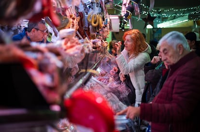 Compras para las fiestas de Navidad en el ‘mercat’ de Santa Caterina en Barcelona, el diciembre pasado.