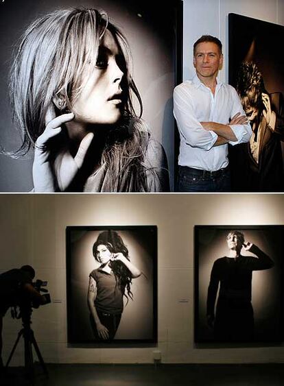 Bryan Adams, ante el retrato de Lindsay Lohan, y abajo, Amy Winehouse y otra obra del cantante.