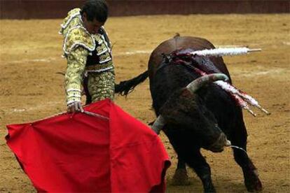 César Jiménez torea en redondo al tercero de la tarde.