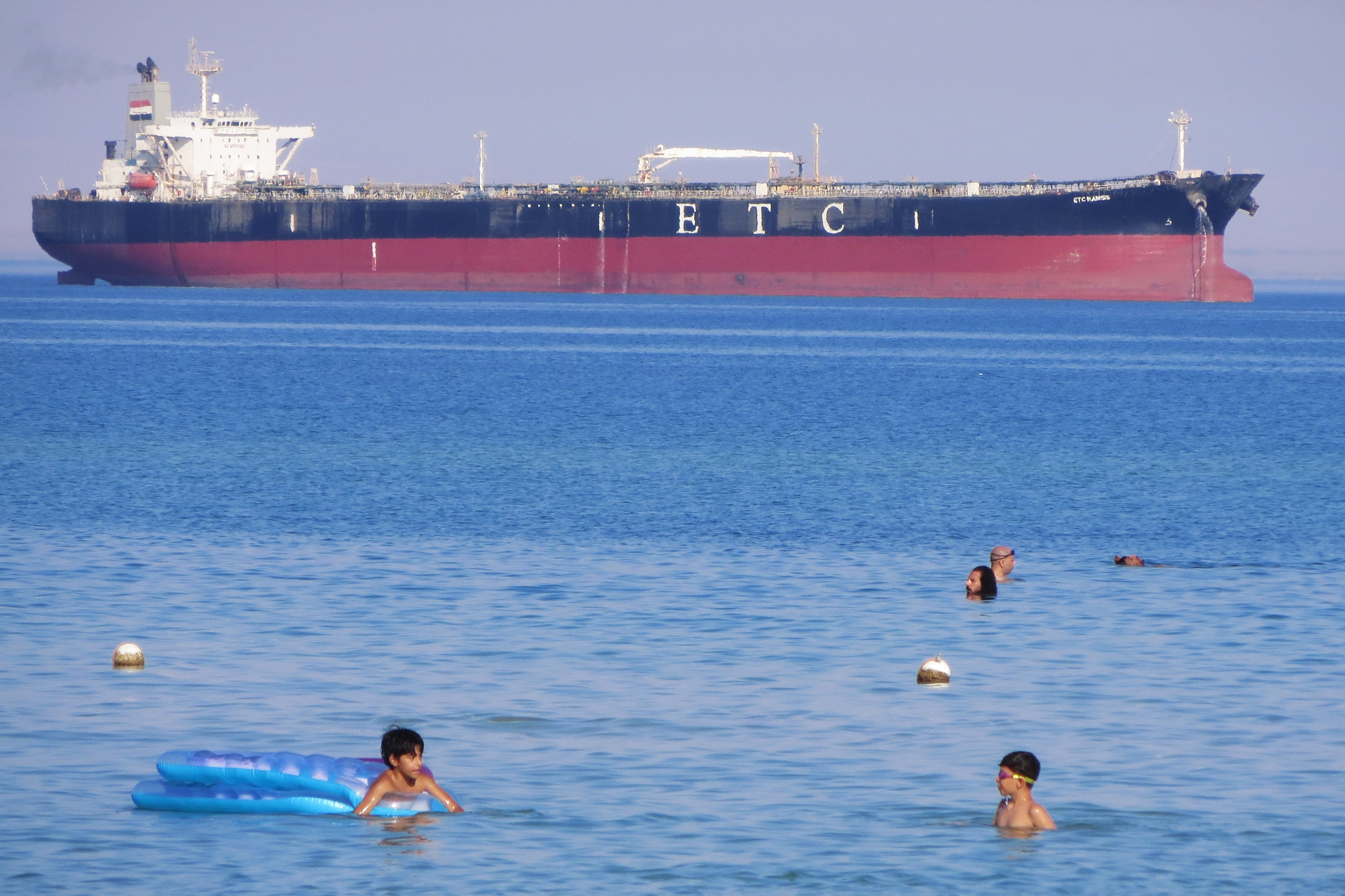 El canal de Suez tiembla ante los avances hutíes en el mar Rojo y el cierre del oleoducto saudí
