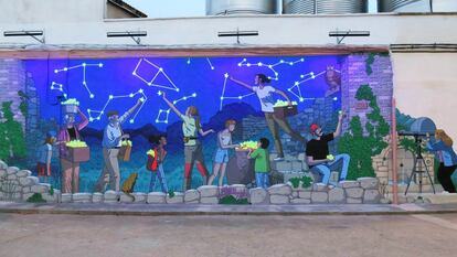 Foto del mural de Paco Roca y Martín Forés Sembradores de estrellas, en una imagen cedida por el Ayuntamiento de Titaguas.