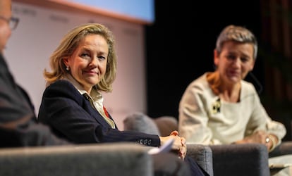 La vicepresidenta española, Nadia Calviño, a la izquierda, con la vicepresidenta de la Comisión, Margrethe Vestager.