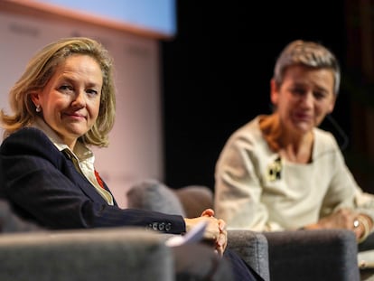 La vicepresidenta española, Nadia Calviño, a la izquierda, con la vicepresidenta de la Comisión, Margrethe Vestager.