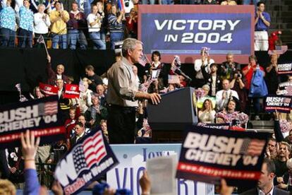 El presidente Bush se dirige a sus partidarios ayer durante un mitin en Cedar Rapids, en el Estado de Iowa.