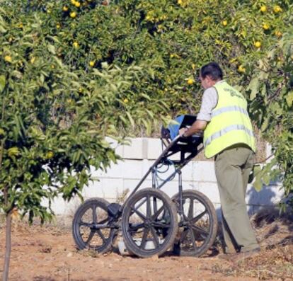 Un técnico usa un georradar en la finca de los Bretón en pasado octubre.