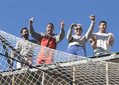 Trabajadores de una obra en Santa Pola tras conocer que habían ganado parte del segundo premio.