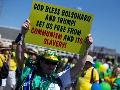Apoiadora de Bolsonaro carrega cartaz que saúda também Trump no 7 de Setembro em Brasília.