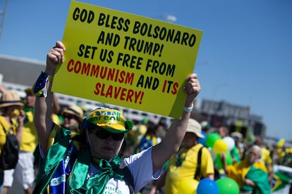 Un partidario de Bolsonaro y Trump en Brasilia, el 7 de septiembre de 2020.