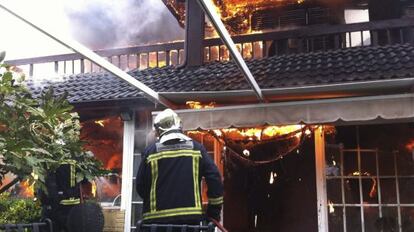 Chal&eacute; incendiado en Torrelodones.