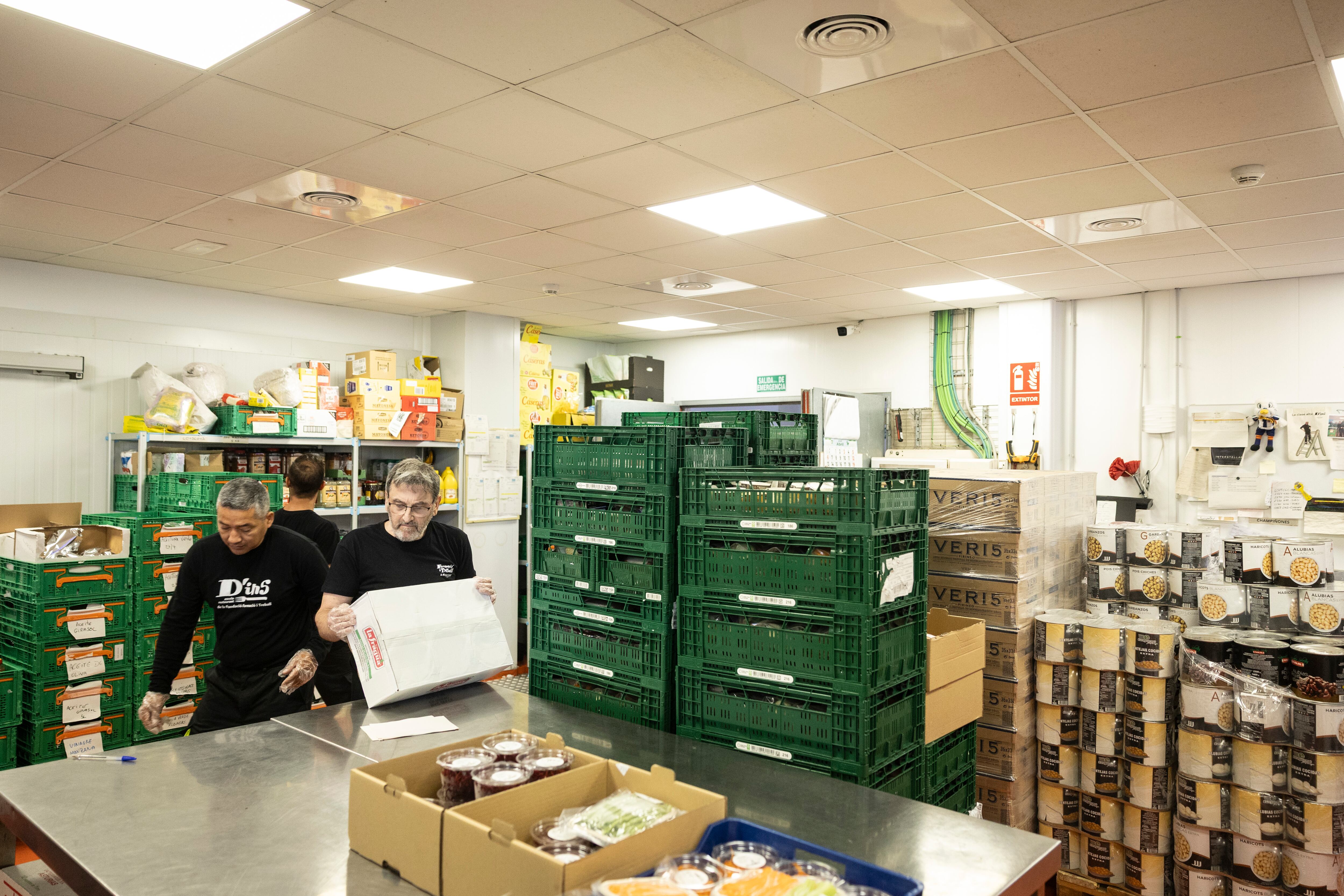 Trabajadores de Formació i Treball en el almacén, este lunes.