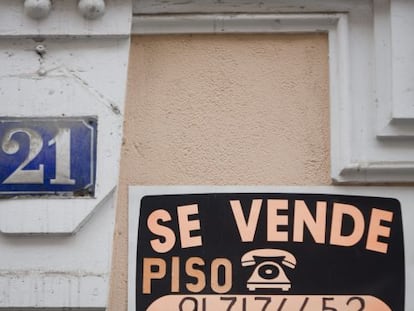 Un cartel anuncia la venta de un piso en un edificio de Madrid. 