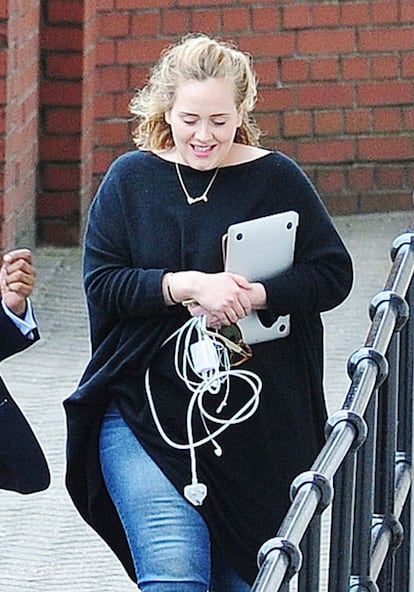 En la imagen, Adele, que está preparando su tercer disco —no publica uno desde 2011—, abandona su estudio de grabación londinense en junio de este año.