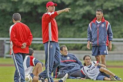 El técnico Guimaraes da una orden durante el entrenamiento de ayer en Waldorf.