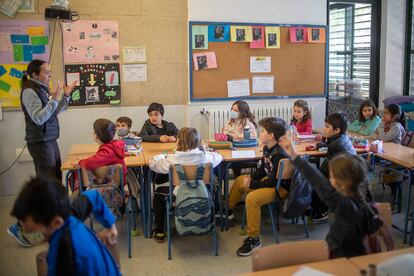 Un aula del CEIP Altos Colegios Macarena de Sevilla, durante el primer día de uso no obligatorio de mascarilla en interiores.