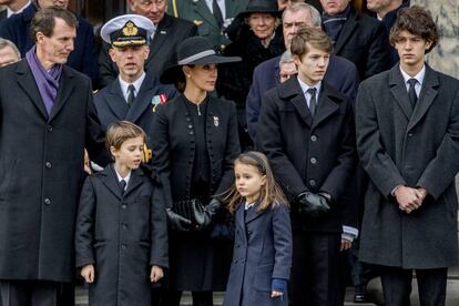 El pr&iacute;ncipe Joaqu&iacute;n de Dinamarca junto a su familia en el funeral del pr&iacute;ncipe Enrique de Dinamaca.