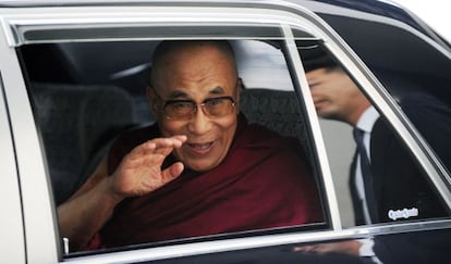 El Dalai Lama a su llegada al aeropuerto de Narita, en Japón.