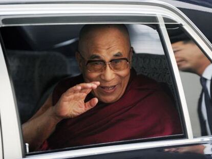 El Dalai Lama a su llegada al aeropuerto de Narita, en Jap&oacute;n.