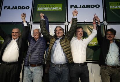 El candidato presidencial de la Coalición Centro Esperanza, Sergio Fajardo, al centro, celebra en Bogotá, Colombia, el 13 de marzo de 2022.
