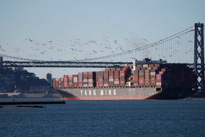 Un buque portacontenedores deja el puerto de Oakland hacia San Francisco.