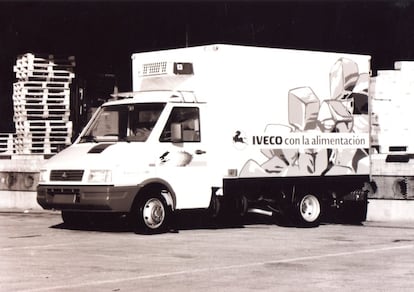 Daily carrozado con caja refrigerada para el transporte de alimentos.