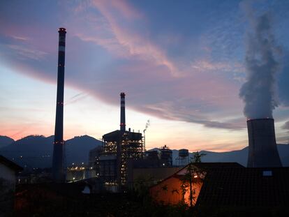 Vista nocturna de la central térmica de EDP en Soto de Ribera (Asturias) el pasado lunes.