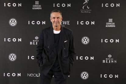 El creador belga Dries Van Noten recogió el premio ICON al mejor Diseñador del Año.