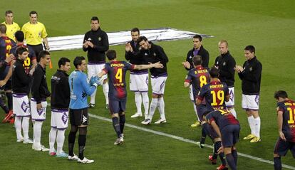 Los jugadores del Valladolid hacen el pasillo de honor a los jugadores del F.C. Barcelona como campeones de Liga.