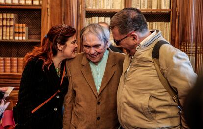 Rafael Cadenas junto con sus hijos, Paula y Silvio, este jueves.