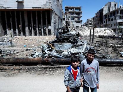 Dos niños en una calle en ruinas en Duma, Guta Oriental, cerca de Damasco.