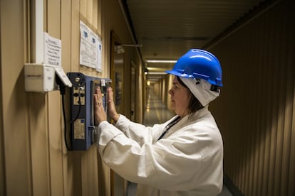 Ina Daukšienė visitou durante 25 anos a fábrica de Ignalina para fazer revisões. A usina nuclear de Ignalina, no nordeste da Lituânia, é um túnel do tempo para a União Soviética na década de 1980. O alfabeto cirílico pinta os sinais de cada canto e os trabalhadores que envelhecem falam apenas russo. Do bolso do peito de seus casacos brancos pende a mesma fotografia que eles fizeram quando vieram trabalhar aqui 30 anos atrás: menos rugas, mais cabelo, mais sorrisos, são as imagens que indicam que todo o tempo passado era melhor.