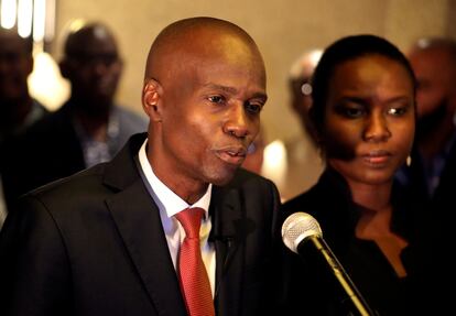 Jovenel Moïse e a primeira-dama Martine em uma entrevista coletiva após a vitória nas eleições presidenciais de 2016. Presidente haitiano foi morto a tiros e a esposa foi baleada.