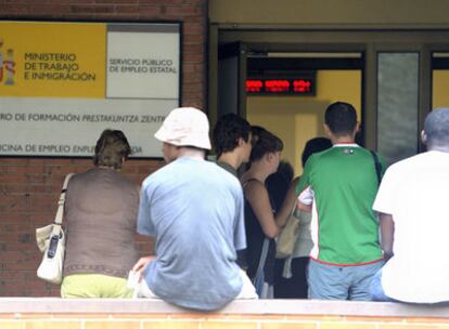 Desempleados en la fila de la oficina principal del INEM en Vitoria.